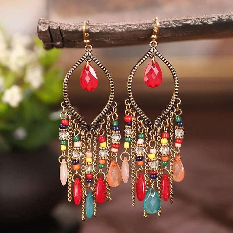 Bunte Vintage-Ohrringe mit langen Perlen für Frauen - Ethnischer Stil, goldfarbene Kettenquaste - Boho Hochzeitsschmuck