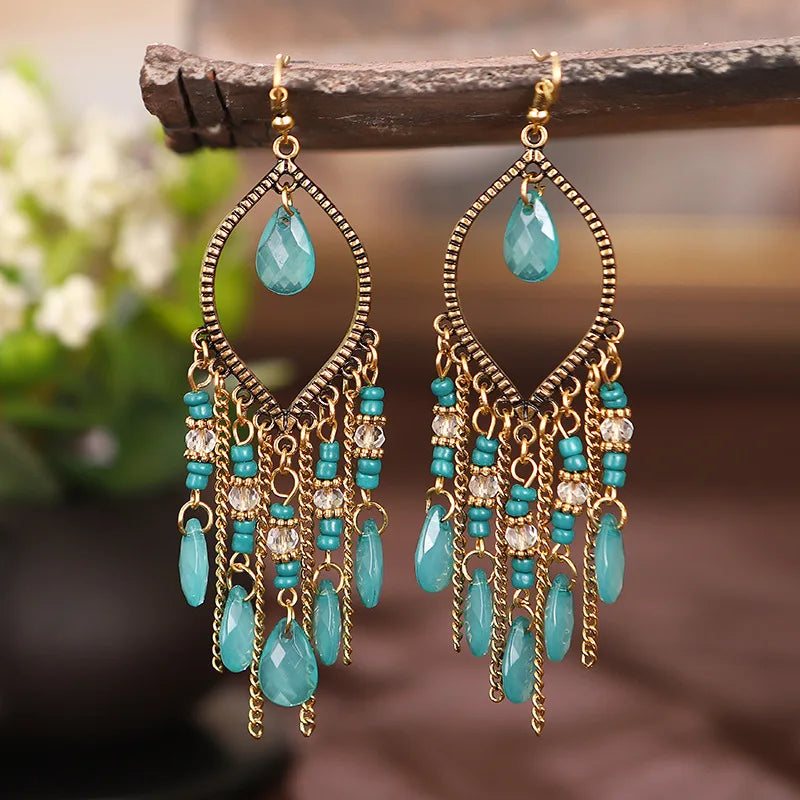 Bunte Vintage-Ohrringe mit langen Perlen für Frauen - Ethnischer Stil, goldfarbene Kettenquaste - Boho Hochzeitsschmuck