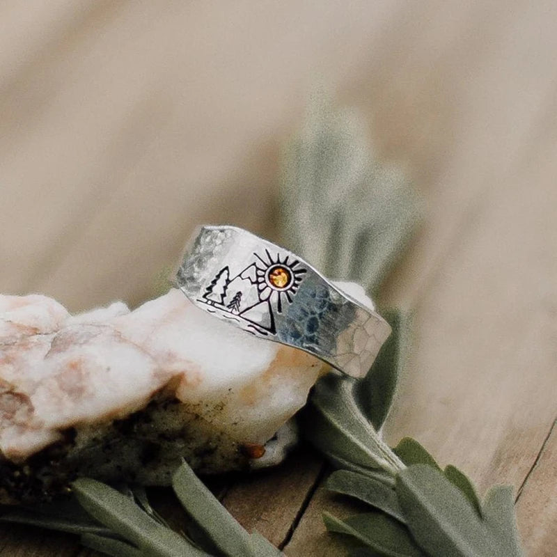 Ethnischer Vintage Sonnenuntergangsberg Offener Ring in Silberfarbe mit Naturlandschaftsschnitzerei für Männer und Frauen Party Schmuck