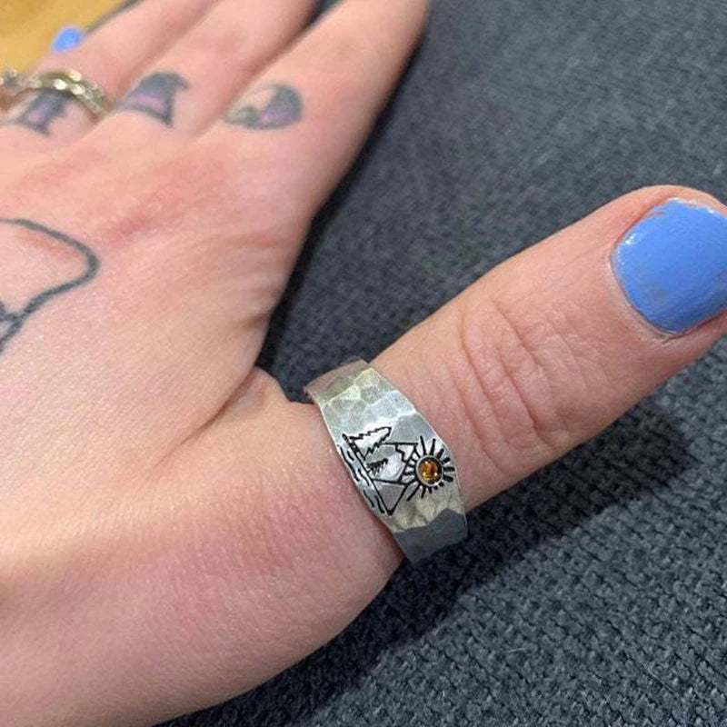 Ethnischer Vintage Sonnenuntergangsberg Offener Ring in Silberfarbe mit Naturlandschaftsschnitzerei für Männer und Frauen Party Schmuck