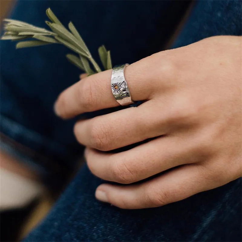 Ethnischer Vintage Sonnenuntergangsberg Offener Ring in Silberfarbe mit Naturlandschaftsschnitzerei für Männer und Frauen Party Schmuck