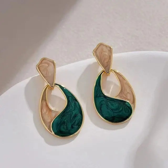 Goldfarbene geometrische unregelmäßige Ohrringe mit Emaille für Frauen