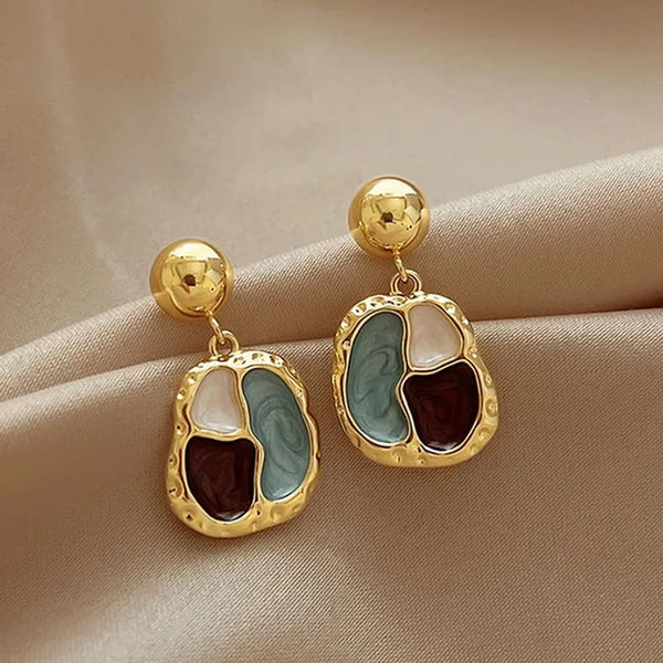Goldfarbene geometrische unregelmäßige Ohrringe mit Emaille für Frauen
