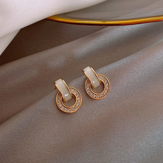 Goldfarbene geometrische unregelmäßige Ohrringe mit Emaille für Frauen