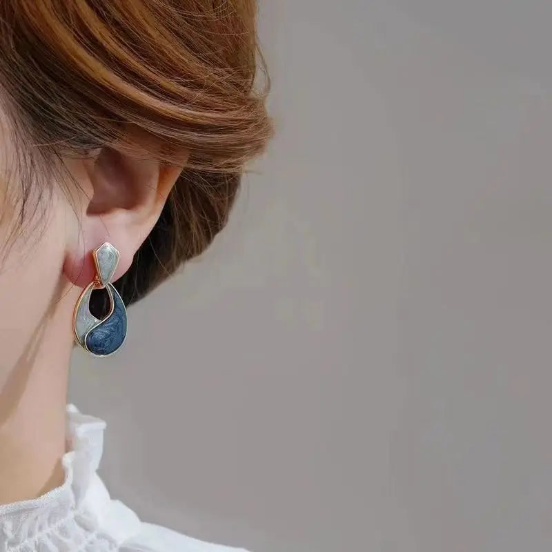 Goldfarbene geometrische unregelmäßige Ohrringe mit Emaille für Frauen