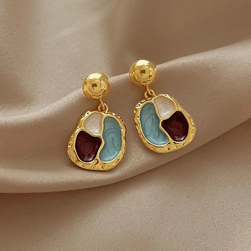 Goldfarbene geometrische unregelmäßige Ohrringe mit Emaille für Frauen