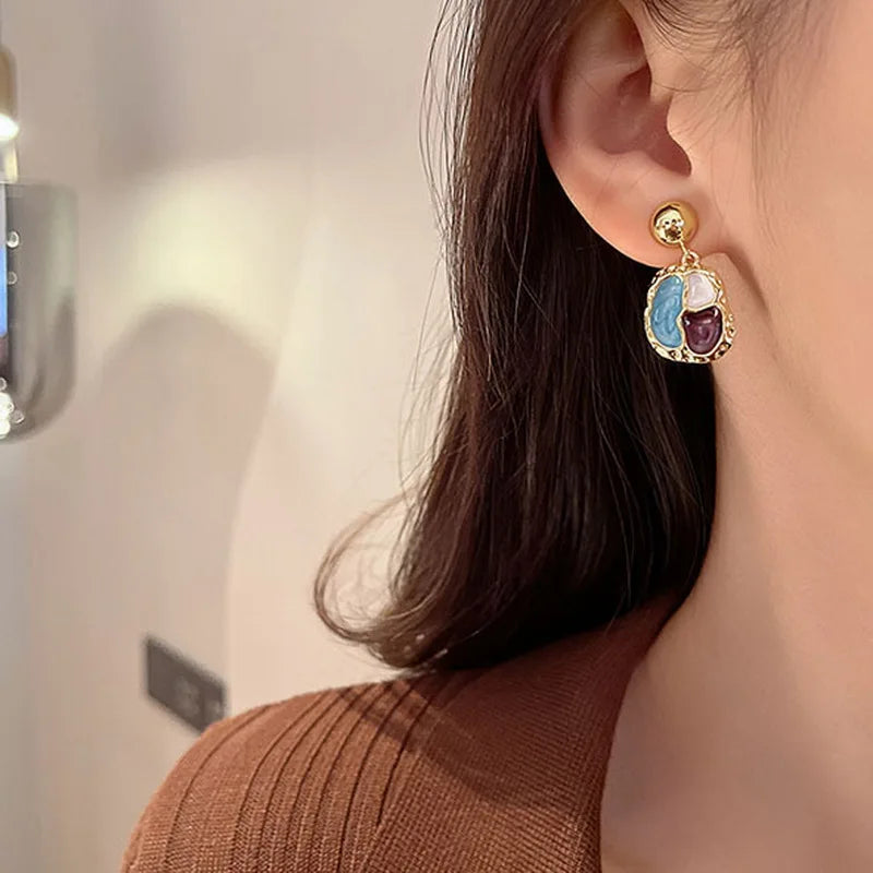 Goldfarbene geometrische unregelmäßige Ohrringe mit Emaille für Frauen