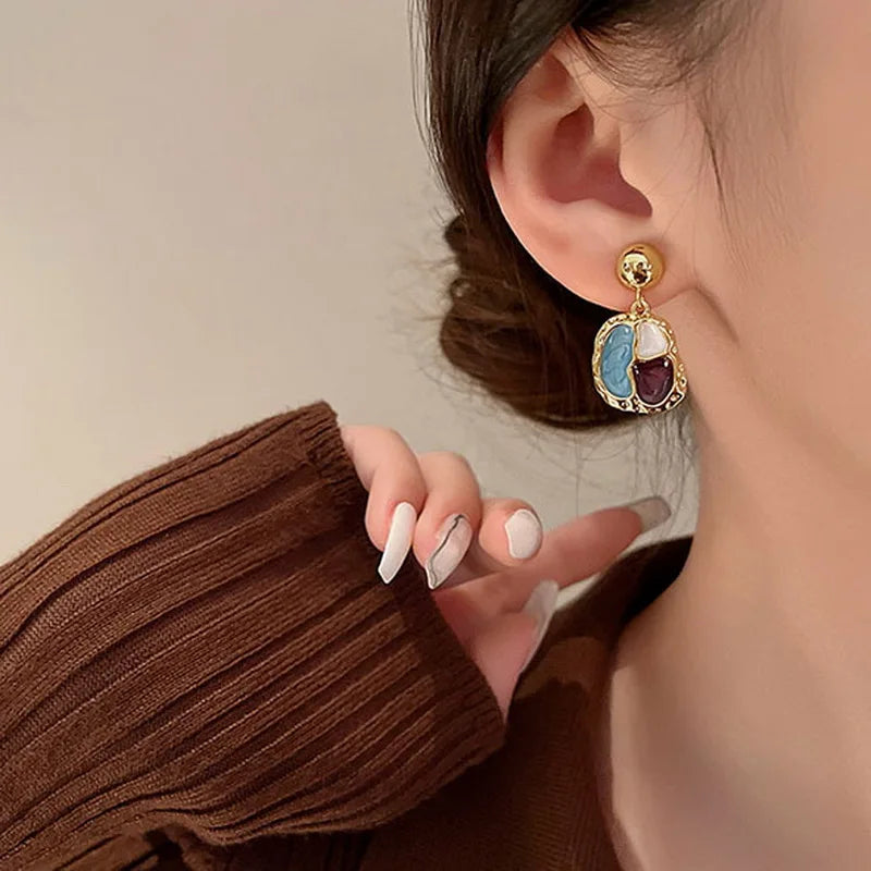 Goldfarbene geometrische unregelmäßige Ohrringe mit Emaille für Frauen