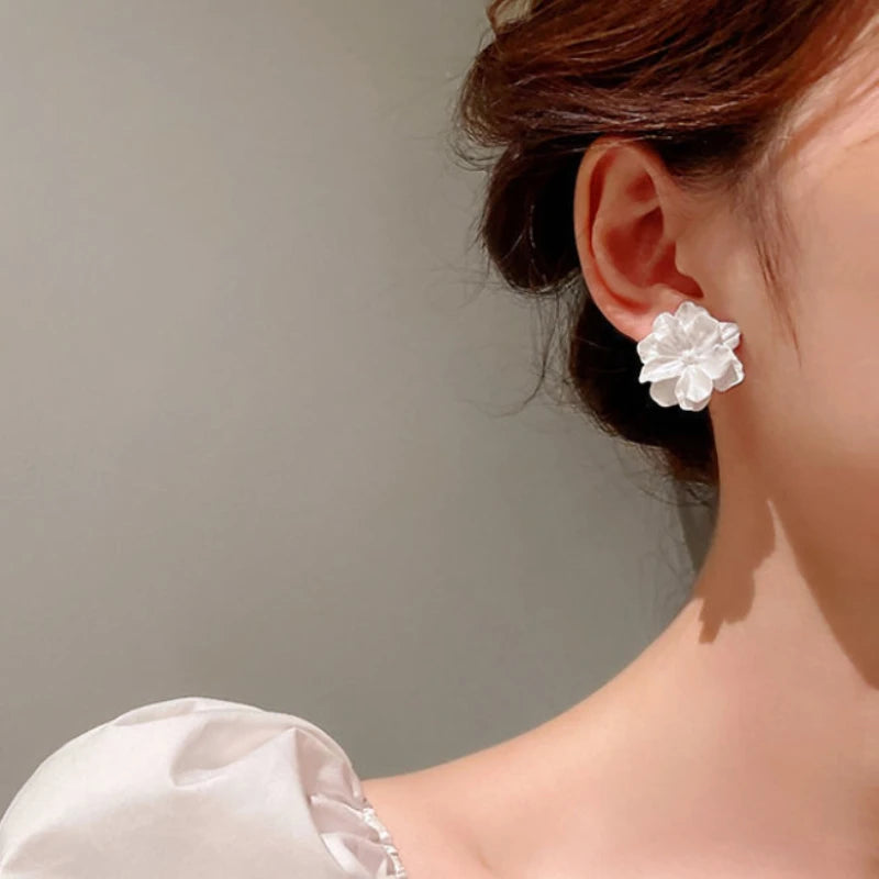 Weiße Blumenstecker für Frauen Blumenohrringe Neue moderne koreanische Mode süße Teenager-Mädchen-Party-Schmuckaccessoires