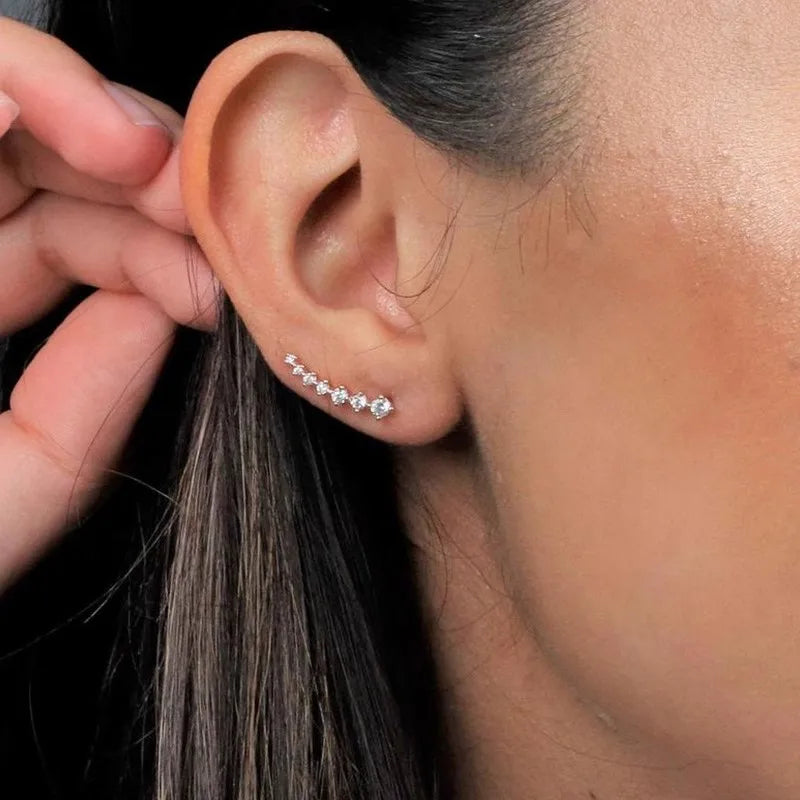 Moderne Ohrpiercings mit Kette - Schmuckgeschenk für Frauen