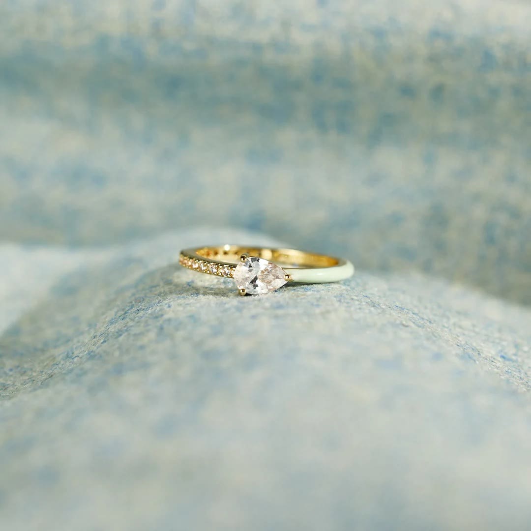 Schneiden Sie Den Halben Zahnschmelzring