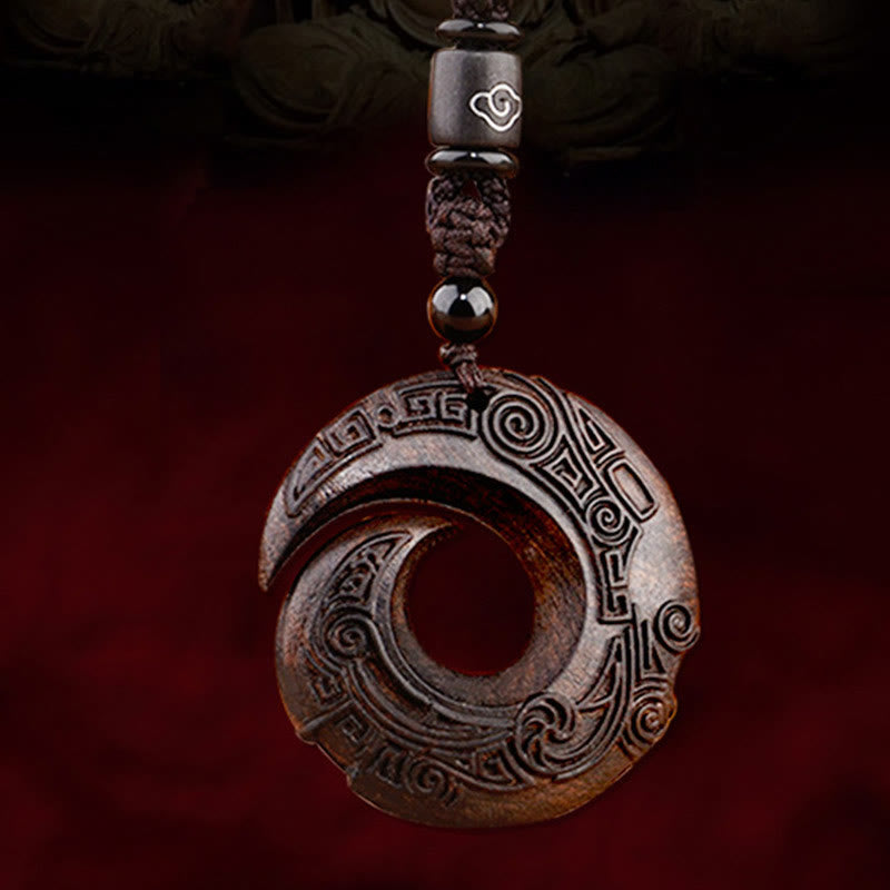 Chavri, kleines Blatt, rotes Sandelholz, Ebenholz, „One's Luck Improves Design“, Patern Protection Halskettenanhänger