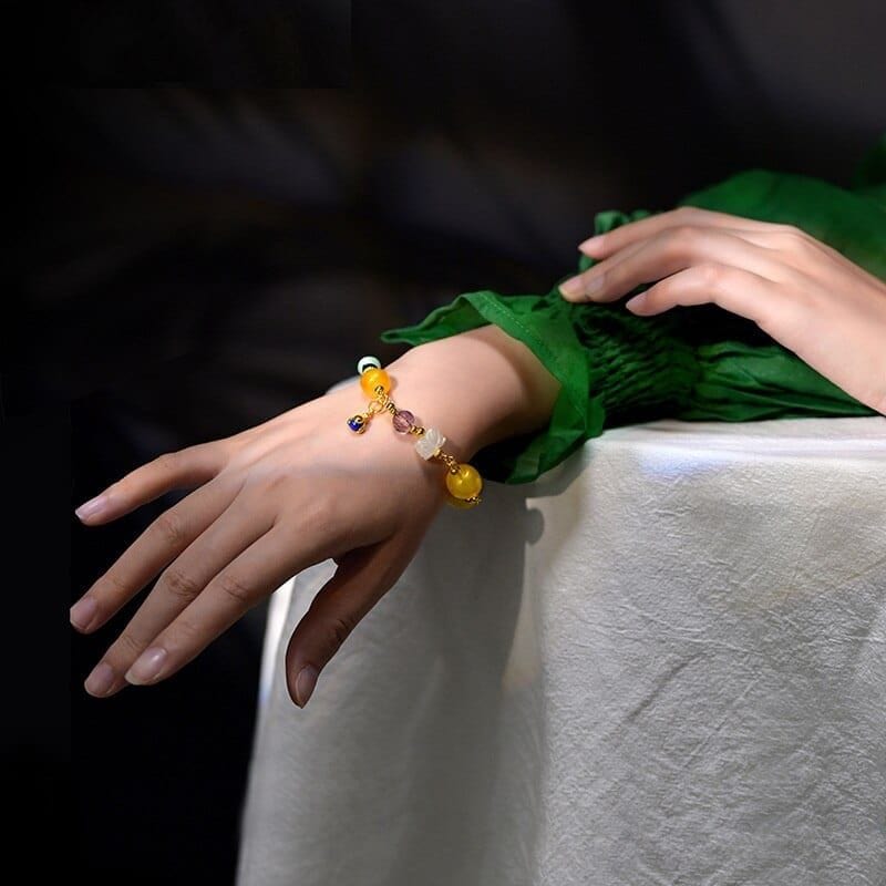 Bernsteinfarbenes Goldarmband mit mehreren Edelsteinen