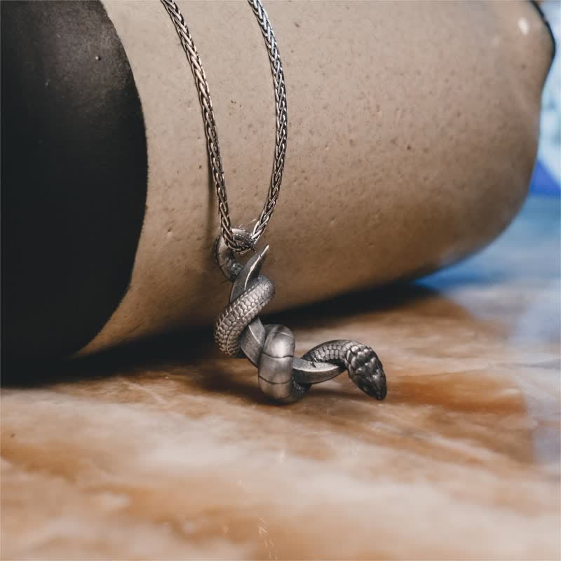 Fantasy -Schlangenpackungs -Halbmond -Halskette