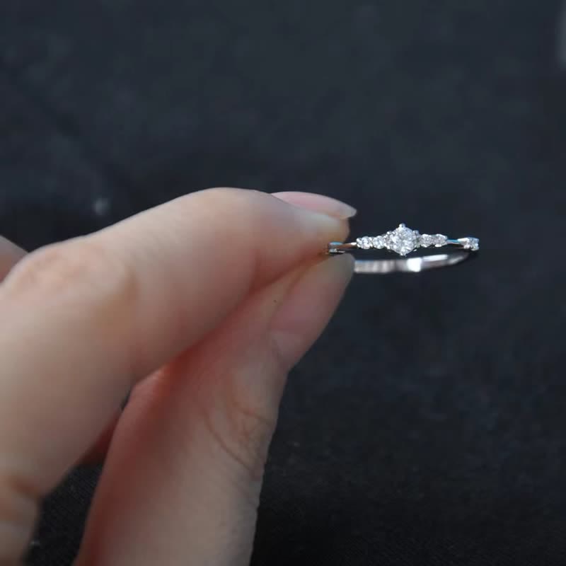 Gold Minimalist Edelstein -Verlobungsring