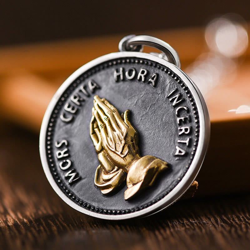 Glaube Umarmt Männer Gebet Hand Metallmünze Halskette