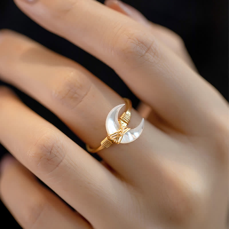 Chavri Natural Tridacna Stone Moon 14K Gold Segensring
