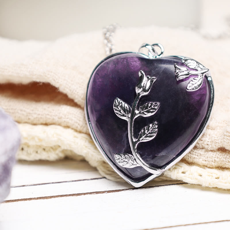 Halsketten mit Herzanhänger aus natürlichen Heilkristallen von Chavri