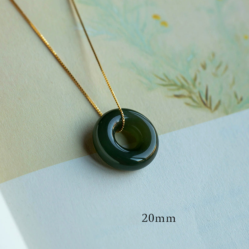 Chavri natürlicher runder Jade-Halskettenanhänger mit Friedensschnalle und Glücksfülle