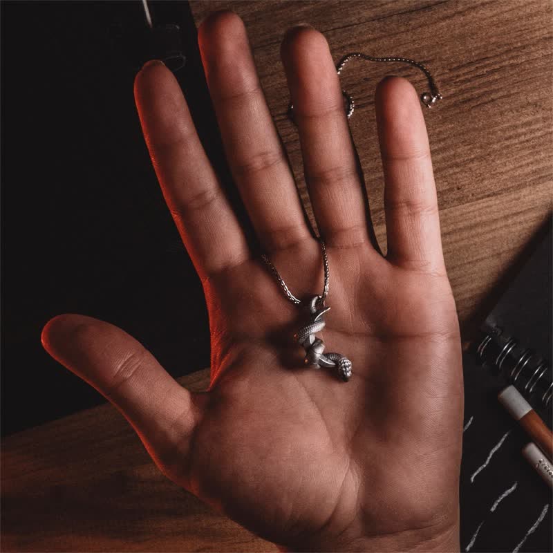 Fantasy -Schlangenpackungs -Halbmond -Halskette