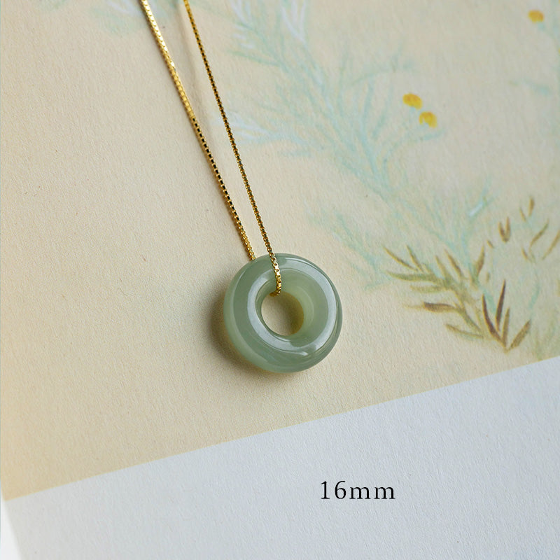 Chavri natürlicher runder Jade-Halskettenanhänger mit Friedensschnalle und Glücksfülle