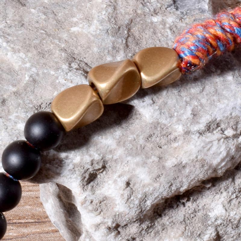 Handgefertigtes Chavri-Quastenarmband aus tibetischem schwarzem Onyx
