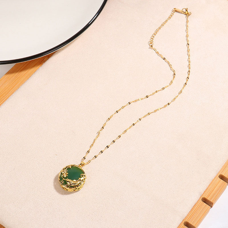 Chavri Halskette mit Anhänger aus natürlichem Jade, Koi-Fisch, Lotus, Glück
