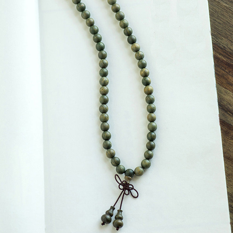 Chavri 108 Mala-Perlen, grünes Sandelholz, chinesisches Knoten-Beruhigungsarmband