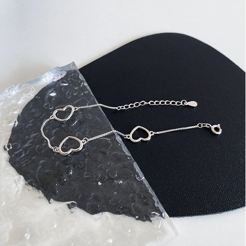 Armband aus Sterlingsilber mit doppeltem Liebesherz und hohlen runden Perlen