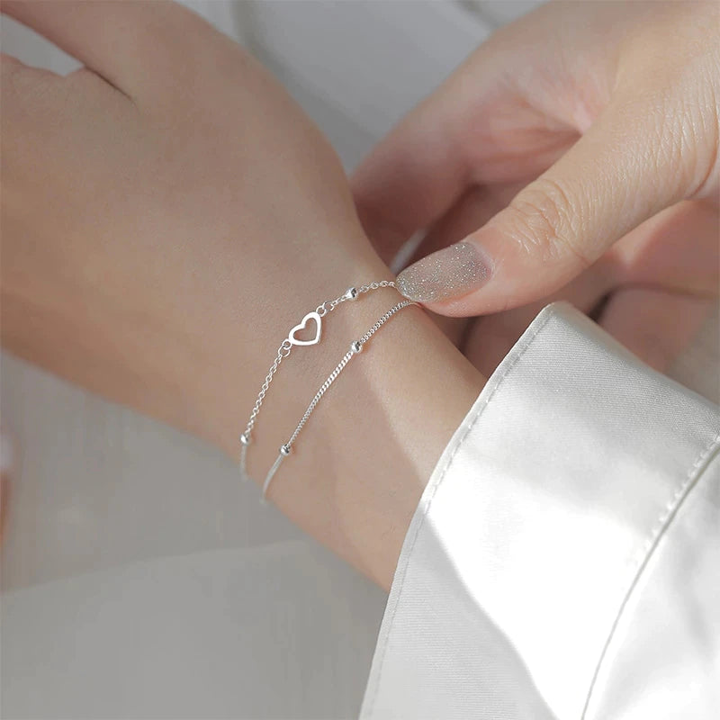 Armband aus Sterlingsilber mit doppeltem Liebesherz und hohlen runden Perlen