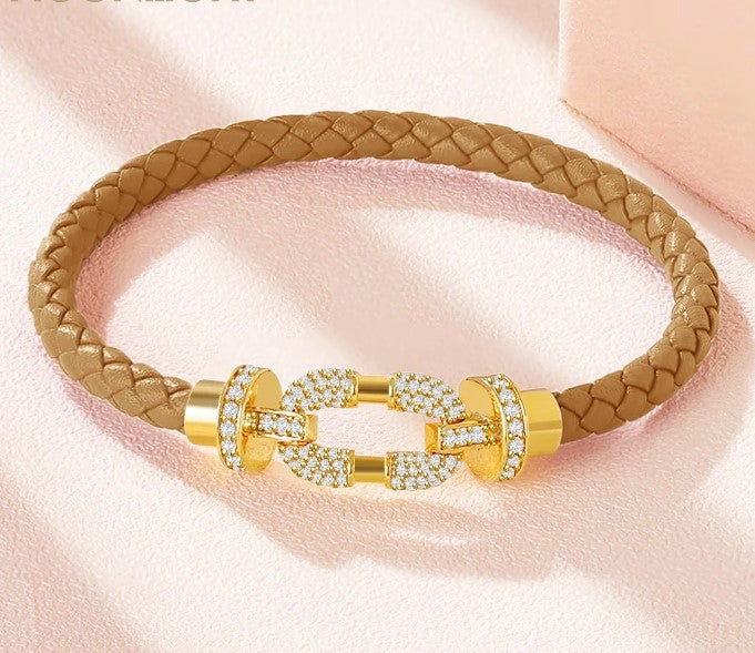 Rundes, mit Kristallen geflochtenes Lederarmband