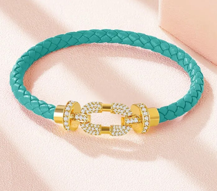 Rundes, mit Kristallen geflochtenes Lederarmband