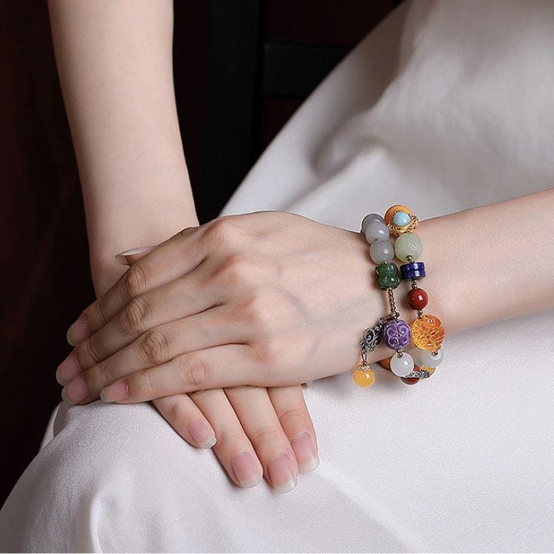 Armband mit mehreren Edelsteinen und doppelten Perlen