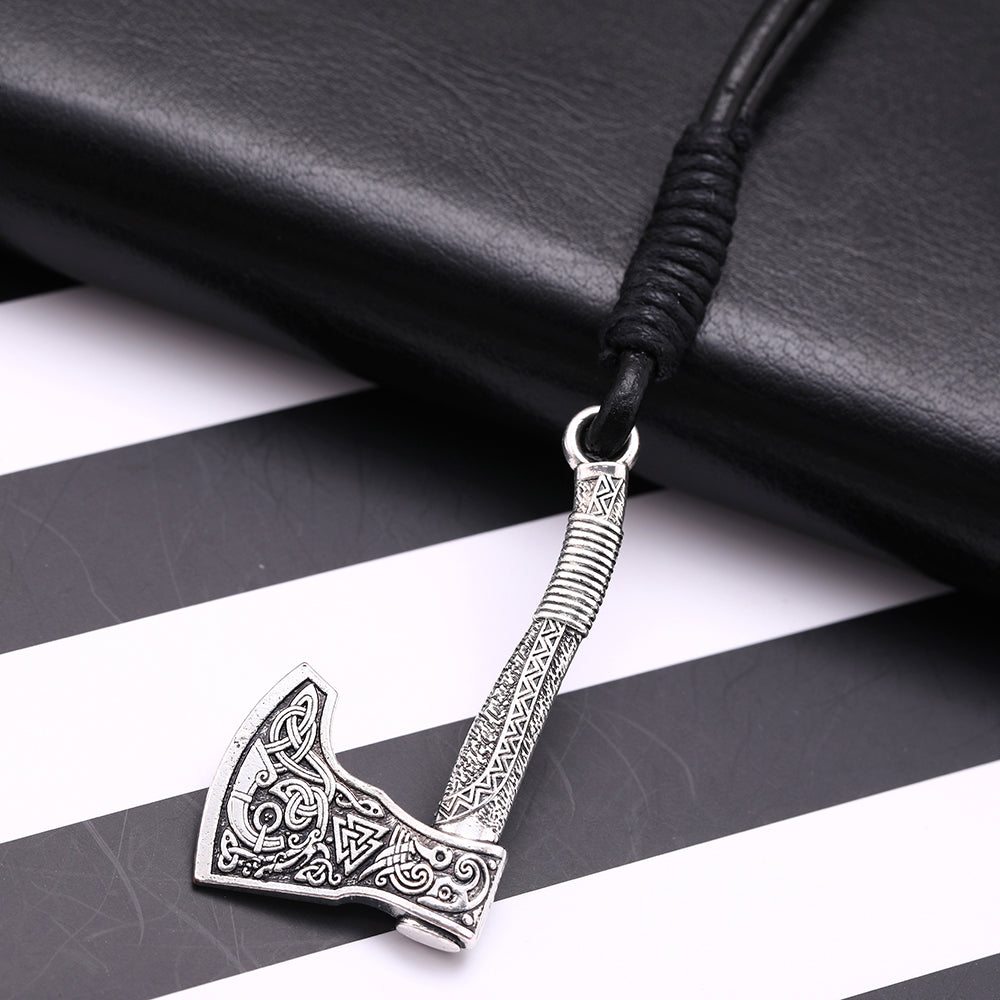 Handgeflochtenes Lederarmband Mit Axtcharme