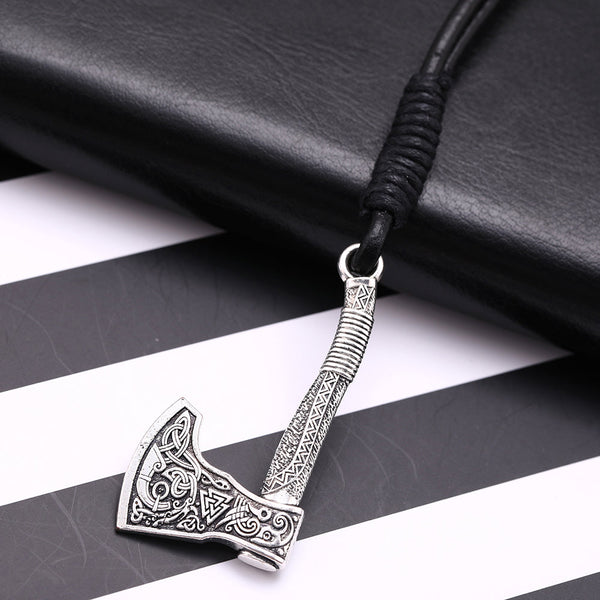 Handgeflochtenes Lederarmband Mit Axtcharme