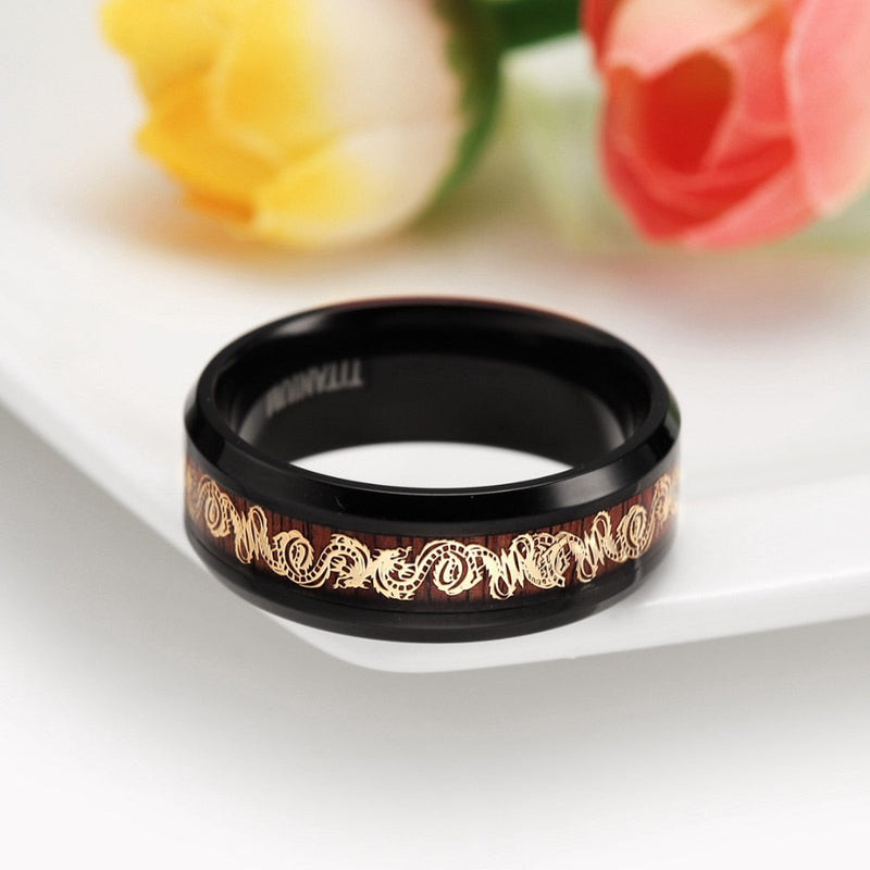8 mm Schwarzer Edge Titangold Plattierte Drachendesign Auf Holzeinlay  Band Für Männer Und Frauen