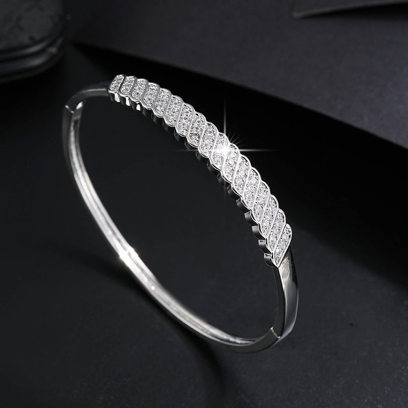 Glanz Auf Mir Gemustertem Armreifen